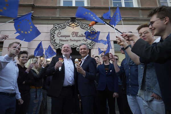 Frans Timmermans op campagne in Warschau (beeld: PES/MC)