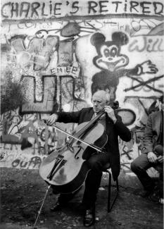 Mstislav Rostropovich, een dag na de val van de Berlijnse Muur bij Checkpoint Charlie.